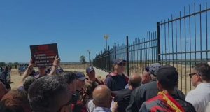 Rrjolli shpërthen në protesta, banorët përplasen me policinë dhe rrëzojnë kangjellat e resortit