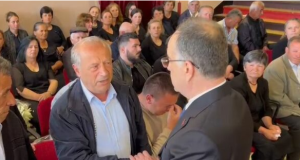 Momente tensioni në homazhe, familjarët e efektivit Mekolli përplasen me Presidentin Begaj