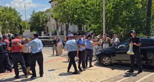 Protestë para Kuvendit, goditet me vezë makina e zëvendëskryeministres Koçiu – përplasje me policinë