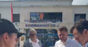 Agron Shehaj viziton të shoqëruarit në Komisariatin nr. 1: Besoj se do të lirohen brenda mbrëmjes