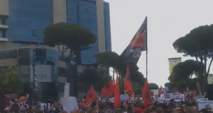 Protestuesit mbërrijnë para Kryeministrisë, shtohen thirrjet kundër Ramës
