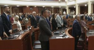Kuvendi nis seancën me 1 minutë heshtje për efektivin Enea Mekolli: Humbje për familjen dhe Atdheun