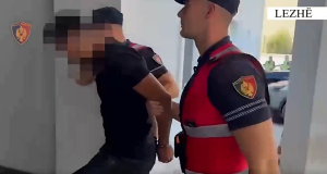 Tentoi të vriste nënën e bashkëjetueses me makinë në Lezhë, arrestohet 28-vjeçari