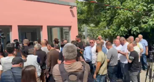 Procesi ndaj Metës/ Blushi në GJKKO: Mbi 1 mijë qytetarë kërkojnë të ndjekin seancën