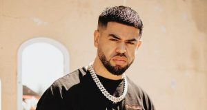 “Na keni ça k***”/ Noizy – protestuesve: Nuk po e shet njeri Shqipërinë, mbylleni gojën