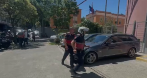 Sherr në sallën e GJKKO-së, përplasen të akuzuarit për vrasjen e Renis Dobrës/ Policia mbërrin me vrap