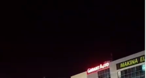 Bllokohet autostrada Tiranë-Durrës, protestuesit marshojnë në këmbë dhe me makina