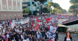 Eurodeputetja italiane Ilaria Salis mbërrin në Tiranë, i bashkohet “Revolucionit të Flamingove”