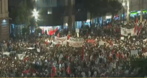 Protesta në Tiranë/ Pas 3 orësh para Kryeministrisë, qytetarët nisin marshimin në rrugët e kryeqytetit