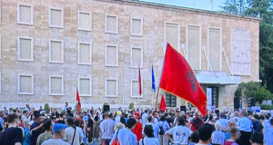 Dita e 29 e protestës në Tiranë, qytetarët rikthehen para Kryeministrisë