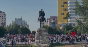 Mijëra qytetarë pushtojnë Sheshin Skënderbej, nis protesta e shtatë kundër Ramës