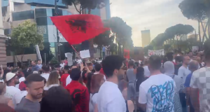 Alarm në protestë, denoncohet mbledhja e kartave të identitetit mes qytetarëve