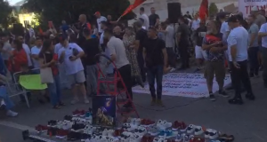 Pamje prekëse nga protesta, këpucët bosh para Kryeministrisë simbolizojnë emigrimin e shqiptarëve