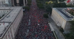 Pamje spektakolare me dron, det njerëzish dhe flamuj kuqezi në protestën e Tiranës