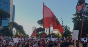 Protestuesit mbërrijnë para Kryeministrisë, vijon tubimi në qendër të Tiranës