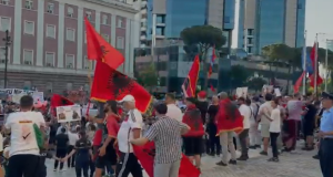 Protestuesit ngjiten në shkallët e Kryeministrisë me flamuj dhe pankarta: Vijon tubimi kundër projektit në Zvërnec