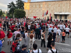 Protesta po kthehet në “gjueti njerëzish”/ Nuk rrezohet qeveria duke shtyrë Manen. Po korrim atë që kemi mbjellë