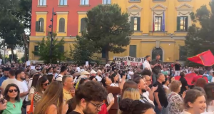 “Shqipëria nuk është në shitje”/ Qytetarët sërish në protestë për Zvërnecin, marshojnë drejt Kryeministrisë