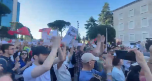 Protestuesit paralajmërojnë Ramën nga Kryeministria: Nuk tërhiqemi!
