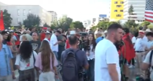 Dita e 11-të e protestës, qytetarët mblidhen sërish në Sheshin “Skënderbej”: “Nuk tërhiqemi”