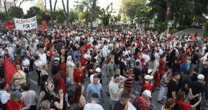 Dita e 25-të e protestës, qytetarët mblidhen para Kryeministrisë: “Rama jep dorëheqjen”