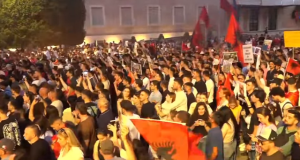 Qytetarët marshojnë paqësisht në Tiranë, thirrje të rinjve: Bashkohuni me ne