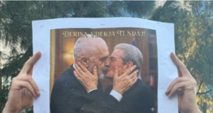 Protestuesit ironizojnë Ramën e Berishën para Kryeministrisë: Fotoja që tërhoqi vëmendjen në tubim