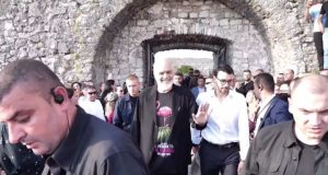 Pas memeve, Rama del me bluzën e flamingove dhe ndez rrjetin