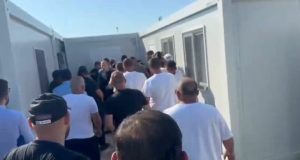 Kaos në kantierin e Aeroportit të Vlorës, punonjësit përplasen fizikisht në ambientet e zyrave