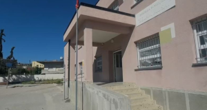 Sulm ndaj shkollës në Vlorë, persona të paidentifikuar hyjnë me forcë në “Selam Musai”