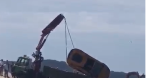VIDEO/ Nxirret nga deti skafi që u përfshi në aksidentin fatal në Ksamil, humbi jetën 22-vjeçari