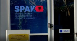 SPAK zbarkon në Tiranë dhe Vlorë për pronat e Zvërnecit, kontrolle ndaj personave të dyshuar për falsifikim dokumentesh
