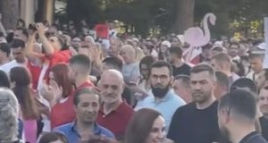 Protesta në Tiranë kundër gjithë klasës politike, mes protestuesve shfaqet edhe Jorida Tabaku