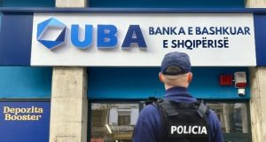 UBA Bank si organizatë kriminale, grabitje llogarish, pengmarrje, pastrim parash dhe mashtrim. Drejtori dhe nëndrejtori u vodhën 400 mijë euro klientëve. Pse dosja nuk i kalon SPAK-ut?