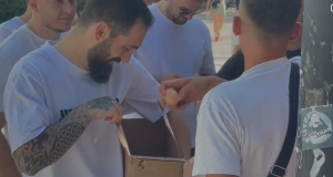 Tensione para Kuvendit, protestuesit hedhin vezë ndaj deputetëve që hynin në seancë