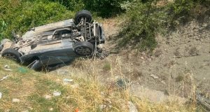 AKSIDENT I RËNDË NË GRAMSH/ Automjeti del nga rruga dhe përmbyset disa herë, dy të plagosur