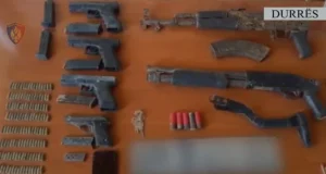 Zbulohet arsenal armësh në Durrës, arrestohet 20-vjeçari
