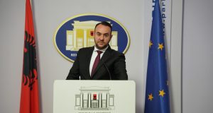 Balliu akuza të forta: AKSHI dhe KAYO janë nyja që lidh Ramën, Agasin, Ballukun, Ron Yefetin dhe krimin – kërkon hetim pasuror për zyrtarët e lartë