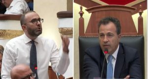 Debat në Kuvend, Bardhi ironizon Peleshin: “Ke vilë me Belinda Ballukun, ndërsa deklaron se jeton me qira”
