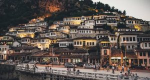 Berat – qyteti i një mbi një dritareve, ku historia dhe tradita jetojnë krah për krah