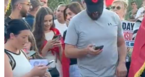 Djali i paralizuar i Altin Hilës merr pjesë në protestë, babai i tij ndodhet në arrest
