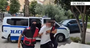 Goditet rrjeti i drogës në plazhet e Durrësit! Dy të arrestuar, sekuestrohen mbi 100 doza kokainë dhe kanabis