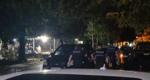 Të shtëna me armë në Elbasan, plagosen tre persona në verandën e një lokali! Autori në arrati