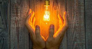Si të kurseni energji elektrike gjatë verës? 10 mënyra për të ulur faturën e dritave