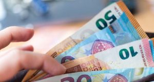 Si ndikojnë turistët në kursin euro-lek? Pse euro bie gjatë sezonit veror