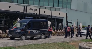Policia shoqëron 4 persona pas protestës, mes tyre edhe avokati Altin Goxhaj