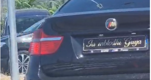 “Ja, mblodhi gruaja!” – Mbishkrimi në makinën e dhëndrit që bëri xhiron e rrugës