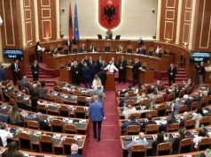 Skandali i SHISH, “zbret” në Kuvend. Sot dy interpelanca dhe protestë jashtë Parlamentit
