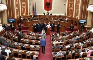 Skandali i SHISH, “zbret” në Kuvend. Sot dy interpelanca dhe protestë jashtë Parlamentit