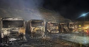 Digjen 5 kamionë në një gurore në Kurbin, pronari pretendon se autorët janë të njohur
